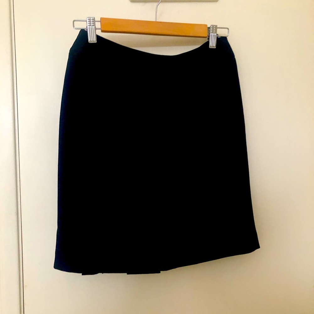 Ann Taylor black mini skirt Black SZ 6 plain black in front, pleaded in the back